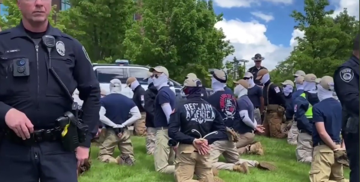 Pol&iacute;cia encontra 31 supremacistas brancos escondidos em caminh&atilde;o pr&oacute;ximo a Parada LGBT, nos EUA