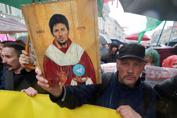 Manifestante segura uma placa em que Pavel Durov aparece como santo durante protesto em São Petersburgo em 2018 (Foto: Getty Images)