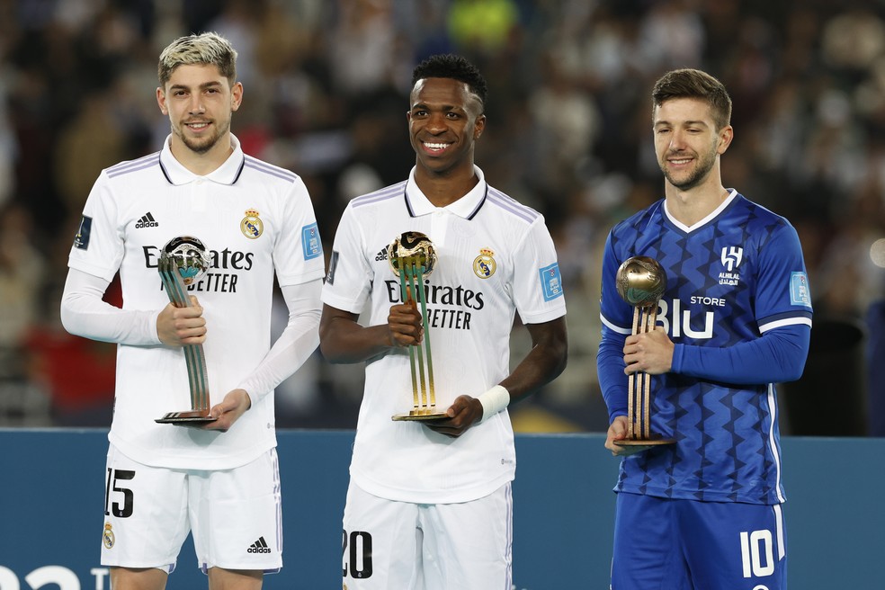 Valverde, Bola de Prata, Vietto, o Bola de bronze, e Vinicius Junior, o Bola de Ouro do Mundial de Clubes — Foto: Julio Muñoz/EFE