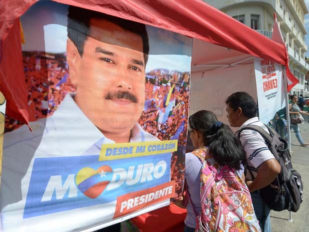 Propagando eleitoral de Nicolás Maduro é vista nesta sexta-feira (13) em Caracas (Foto: AFP PHOTO/JUAN BARRETO)