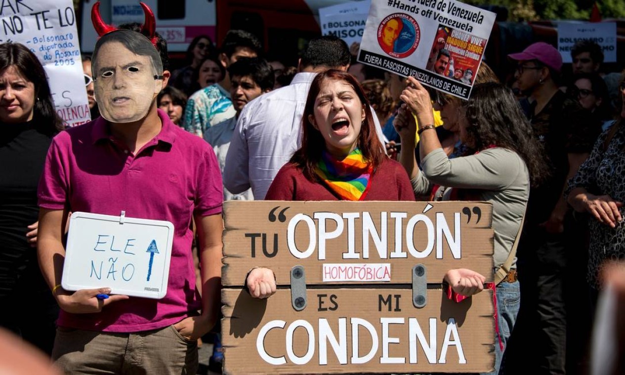 Em visita ao Chile, Bolsonaro também foi recebido com protestos por opositores de Piñera  — Foto: Martin Bernetti / AFP