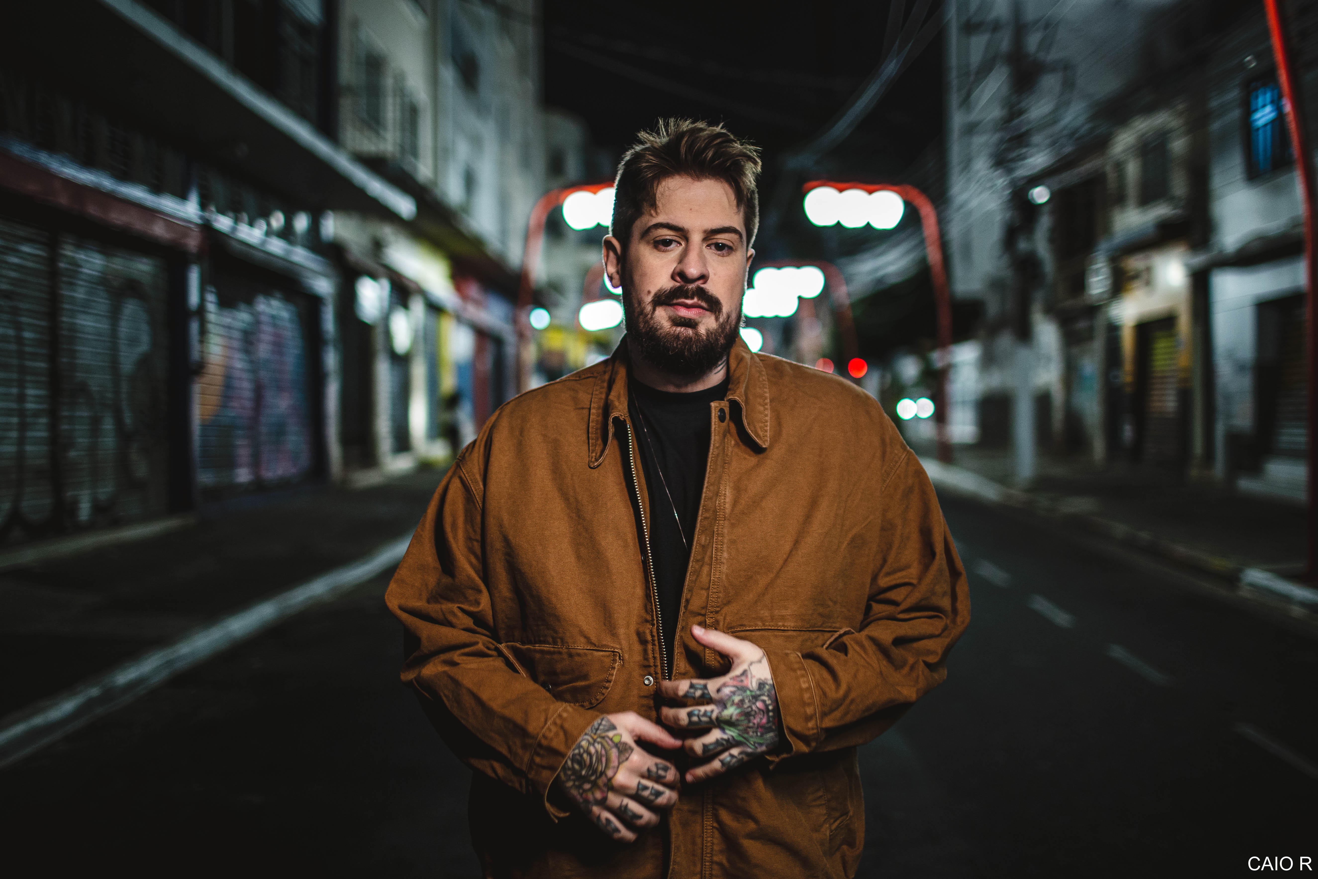 Elliott, ex-vocalista e guitarrista da banda Gloria, se abriga sob o indie pop em single solo