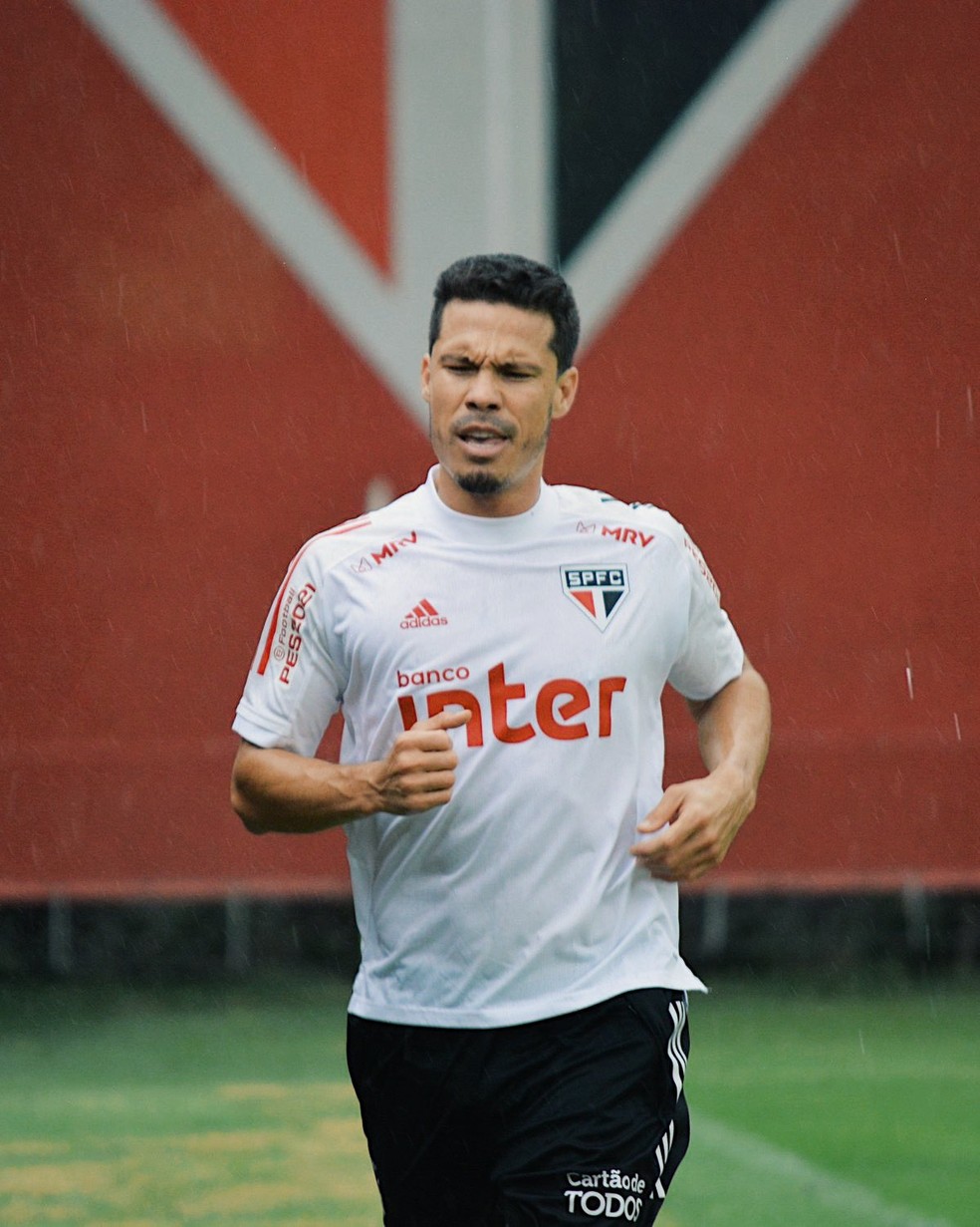 Hernanes, do São Paulo, em treino nesta segunda-feira no CT da Barra Funda — Foto: Erico Leonan / saopaulofc.net