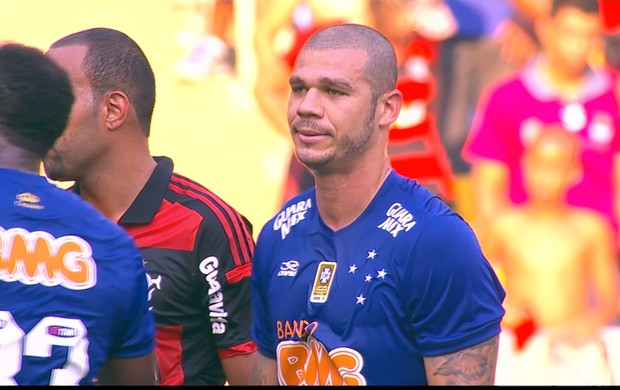 Nilton, volante do Cruzeiro, leva o terceiro amarelo contra o Flamengo