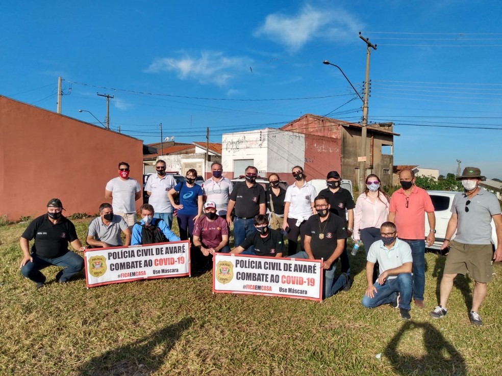 Policiais distribuem 15 mil máscaras de proteção aos moradores de Avaré — Foto: Polícia Civil de Avaré/Divulgação