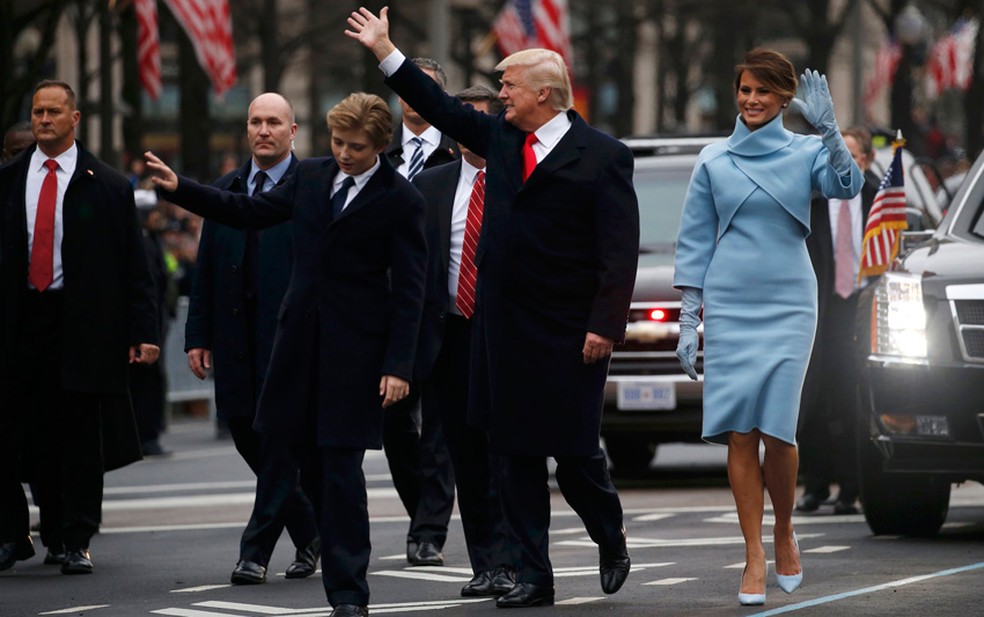 Trump desce de carro em desfile — Foto: Jonathan Ernst/Reuters