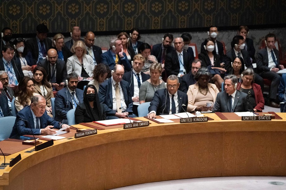Chanceler russo, Sergei Lavrov (E), fala no Conselho de Segurança da ONU, observado pelo secretário de Estado dos EUA, Antony Blinken (segundo à direita)