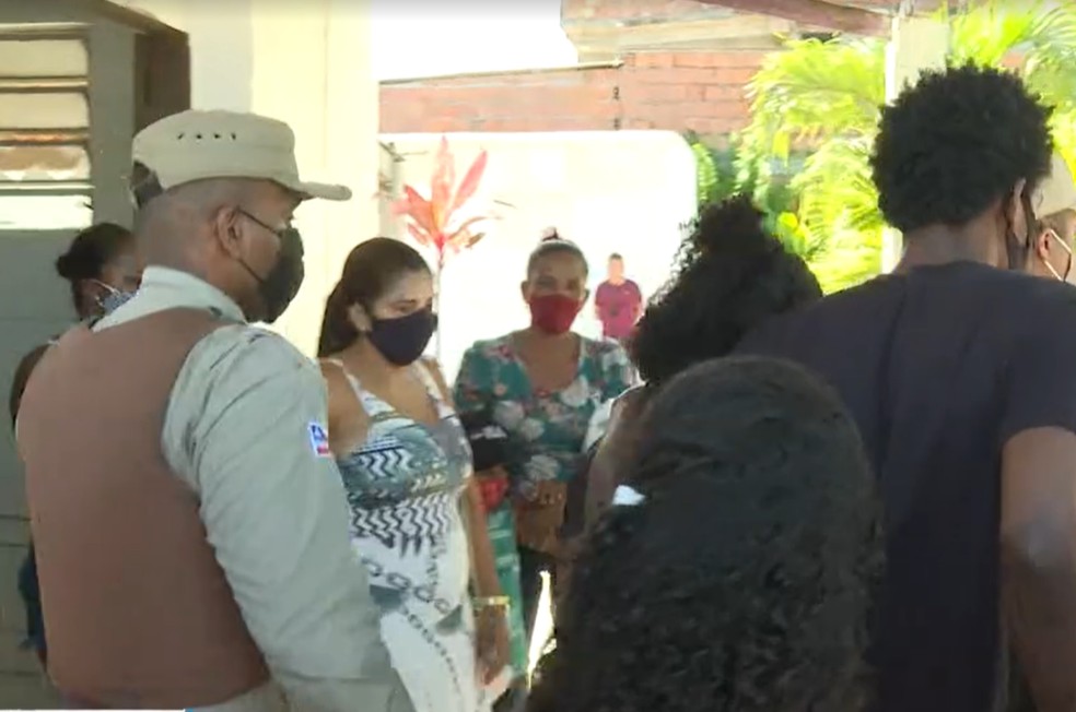 Mãe precisou de escolta policial após ameaça em cemitério — Foto: TV Bahia