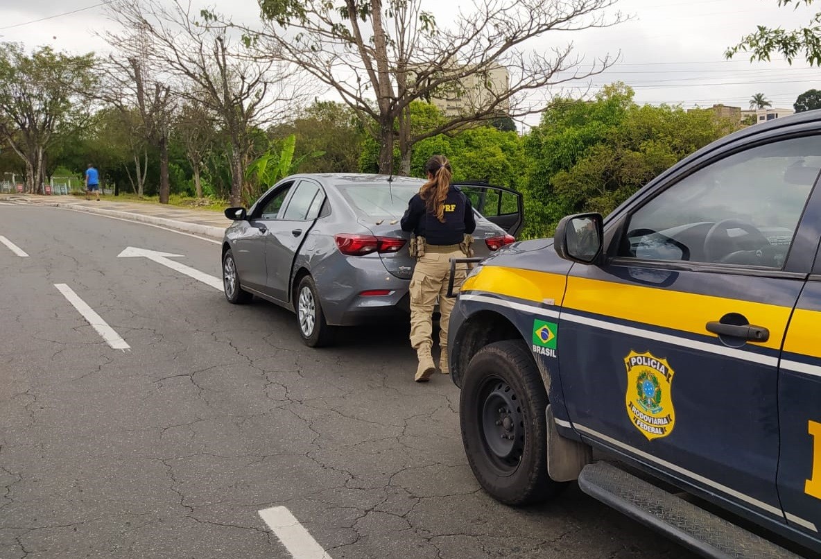 Rastreador ajuda polícia a encontrar em Volta Redonda carro de aplicativo roubado em SP