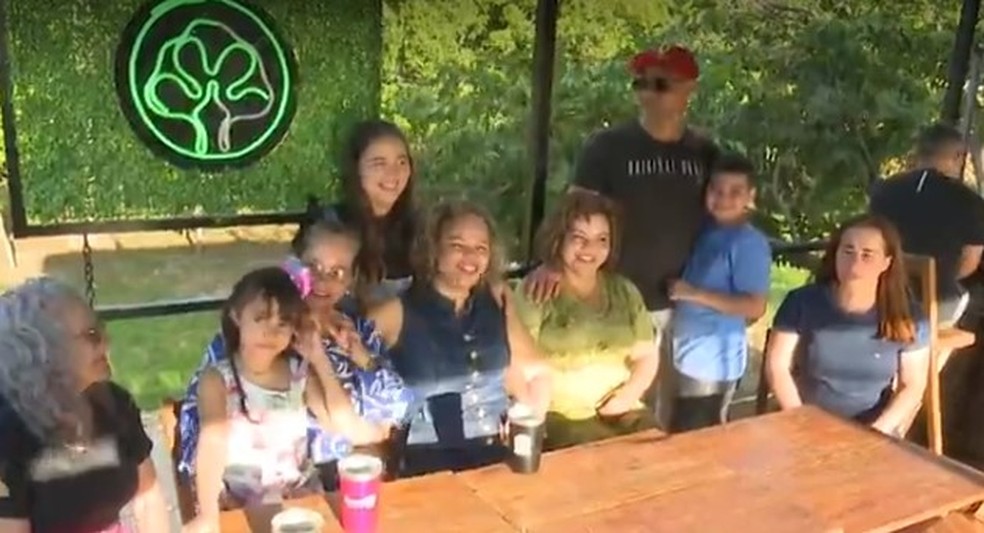 Família de Andrelina e Norma agora está completa — Foto: Reprodução/Rede Amazônica Acre