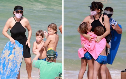Regiane Alves vai à praia com os filhos