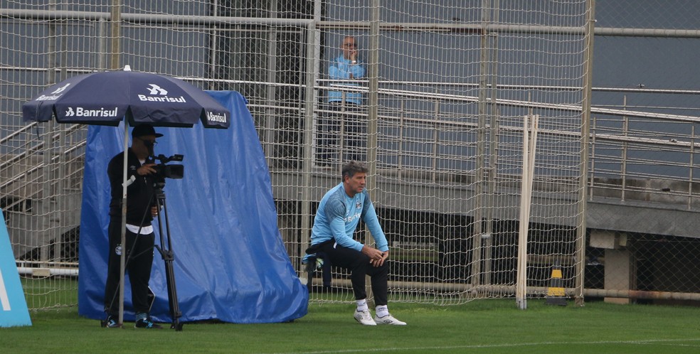 Renato Gaúcho observa treino do Grêmio (Foto: Eduardo Moura)