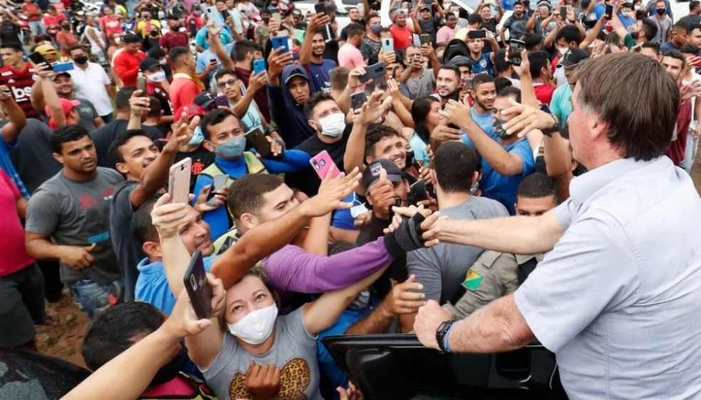 Sem máscara, Bolsonaro pega na mão de apoiadores em visita ao Acre — Foto: Reprodução