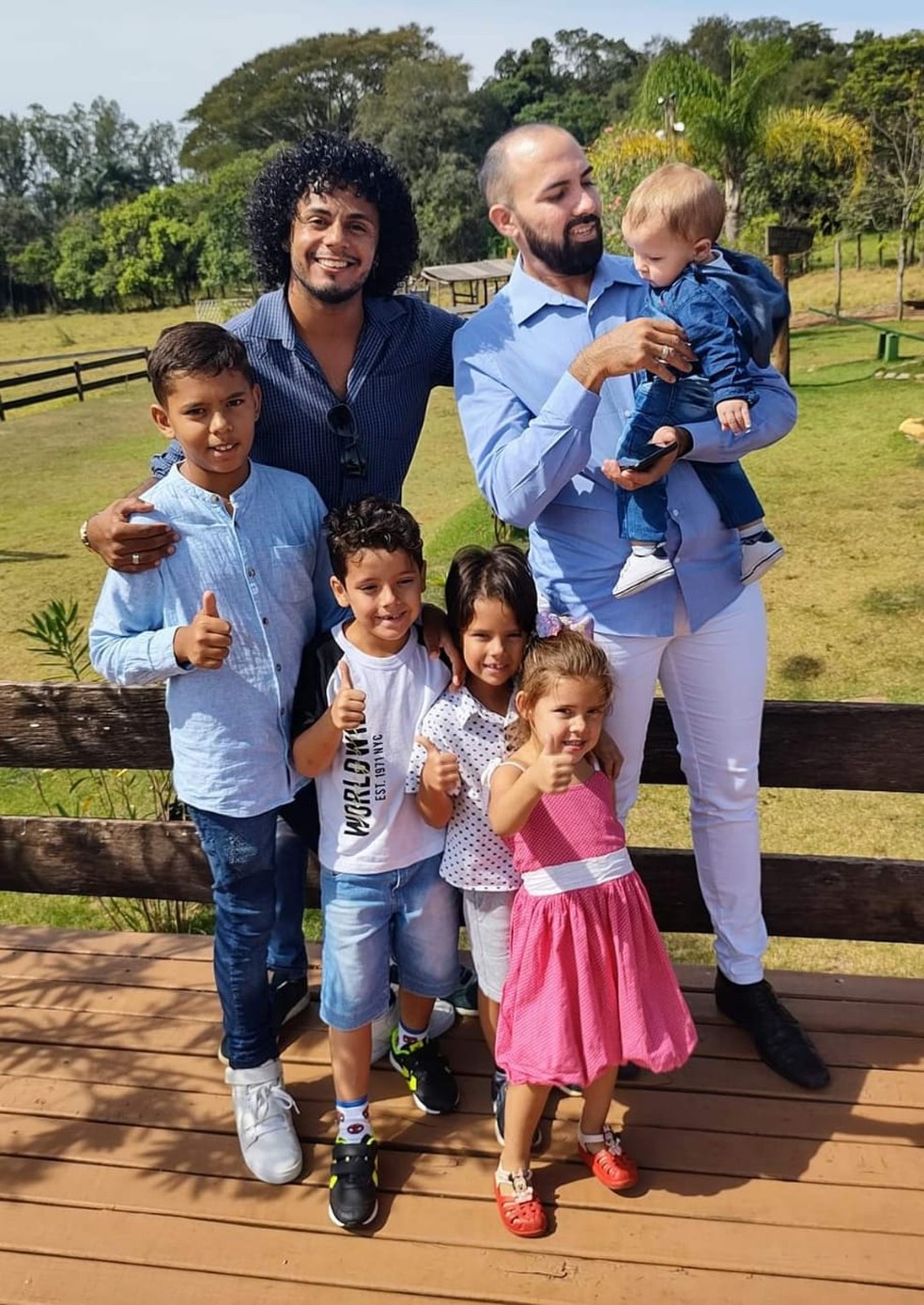 Jhonantan e Daniel adotaraqm cinco irmãos em Rio Claro — Foto: Arquivo pessoal