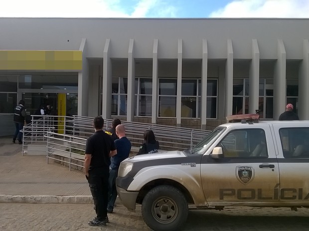 Grupo invadiu a agência bancária em Cabaceiras e explodiu dois cofres do local (Foto: Mário Aguiar/TV Paraíba)