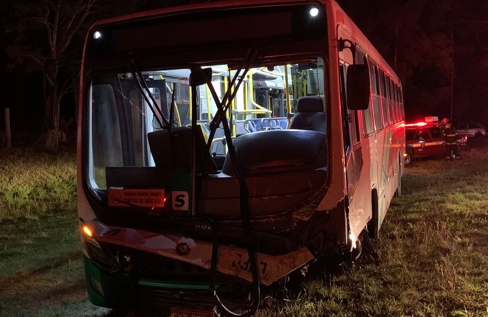 Colisão entre carro e ônibus intermunicipal foi registrado em Presidente Bernardes — Foto: David de Tarso/TV Fronteira 