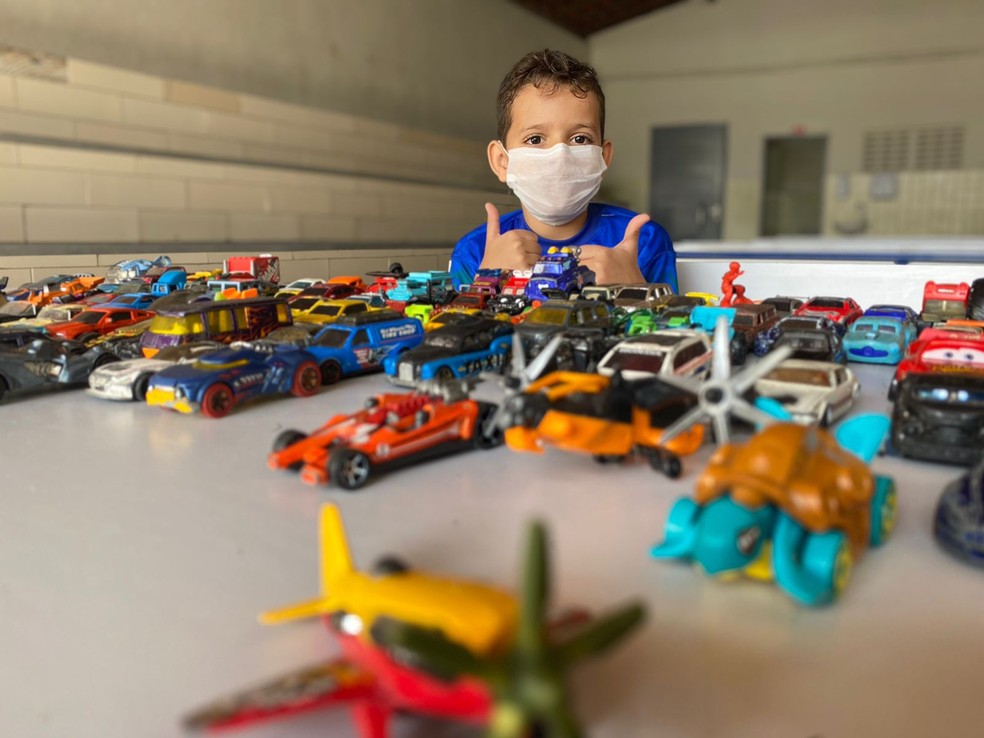 John com sua coleção de carrinhos. Ao longo de 10 anos de vida, os brinquedos foram chegando conforme John precisava "ser furado" durante o tratamento. — Foto: Pedro Trindade/Inter TV Cabugi