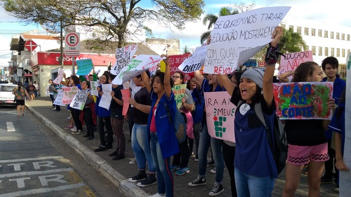 Estudantes da região de Itapetininga realizam atos contra bloqueios na educação — Foto: Jamie Rafael/TV TEM