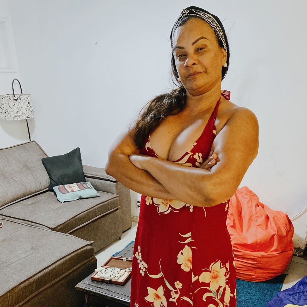 Em 2019, Solange Couto posa como Dona Jura, de O Clone (2001) (Foto: Reprodução/Instagram)