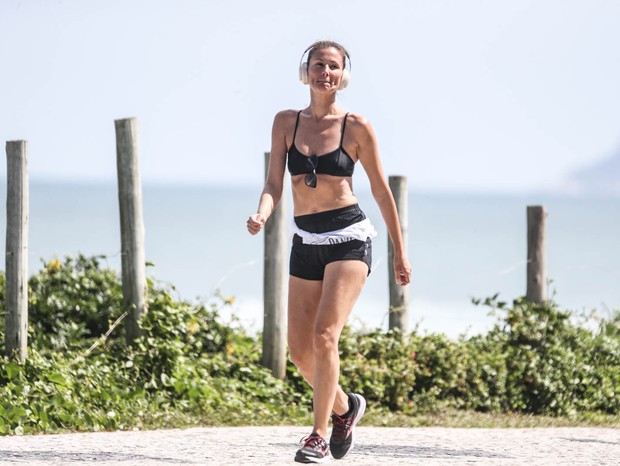 Ellen Jabour se exercita na orla da praia no RJ (Foto: AgNews)