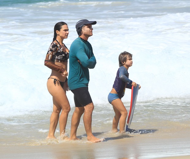Cláudio Heinrich curte praia com a mulher, Cláudia Colpo, e o filho, Karl, na Praia da Barra da Tijuca, no Rio (Foto: Fabricio Pioyani /Agnews)