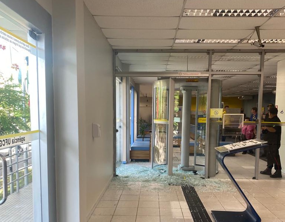 Grupo tenta assaltar banco na UFCG e suspeito é baleado em troca de tiros — Foto: Waléria Assunção/TV Paraíba