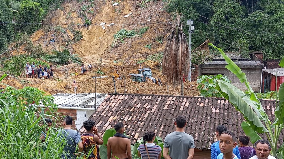 Moradores acompanham buscas por desaparecidos em Vila dos Milagres, no Ibura, a Zona Sul do Recife — Foto: Danielle Fonseca/TV Globo