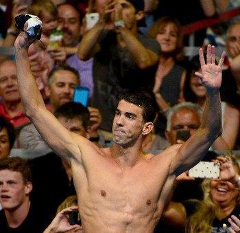 Michael Phelps foi bastante saudado pelo público de mais de 15 mil pessoas em Omaha (Foto: Getty Images)