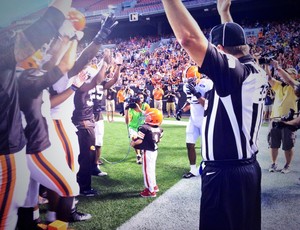  Menino de cinco anos é atração no jogo do Cleveland Browns (Foto: Reprodução/Twitter)