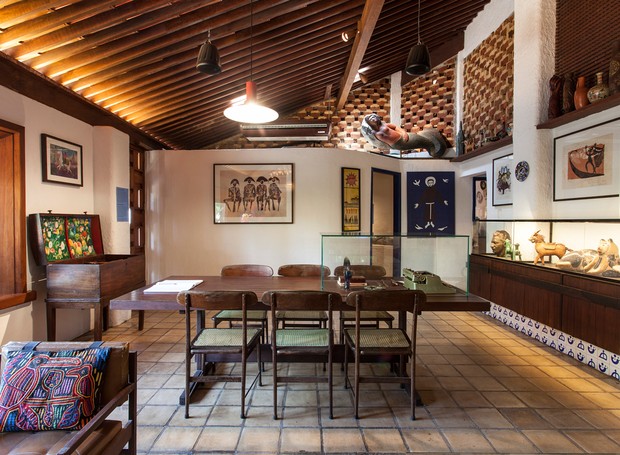 Sala de jantar da Casa do Rio Vermelho, museu de Jorge Amado e Zélia Gattai, em Salvador (Foto: Casa do Rio Vermelho / Reprodução)