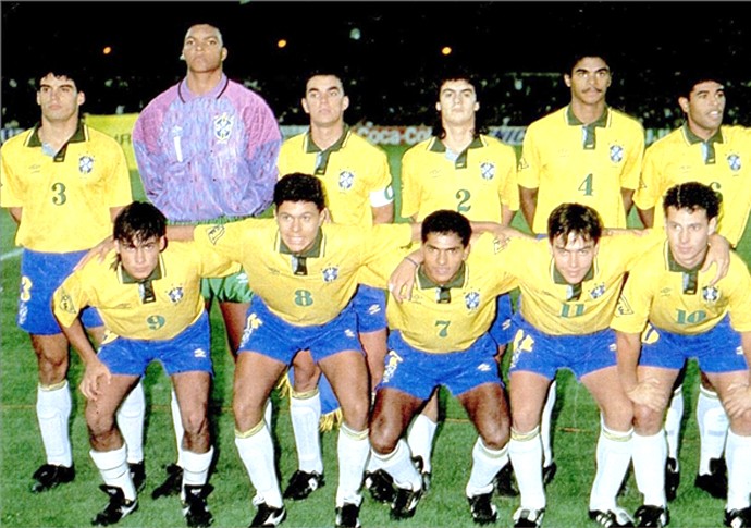 Adriano Gerlin (agachado, é o último da esquerda para a direita) brilhou na seleção brasileiro em 93 (Foto: Divulgação)