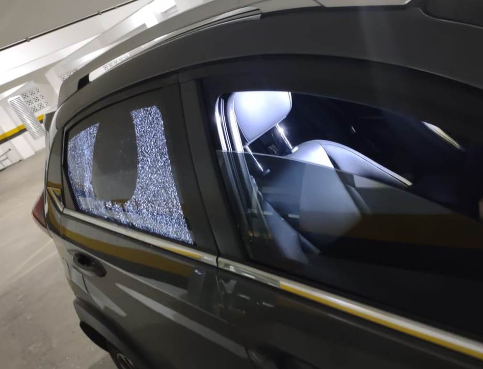 V&iacute;tima foi morta dentro do ve&iacute;culo, ap&oacute;s entregar as malas para o ex &mdash; Foto: Reprodu&ccedil;&atilde;o