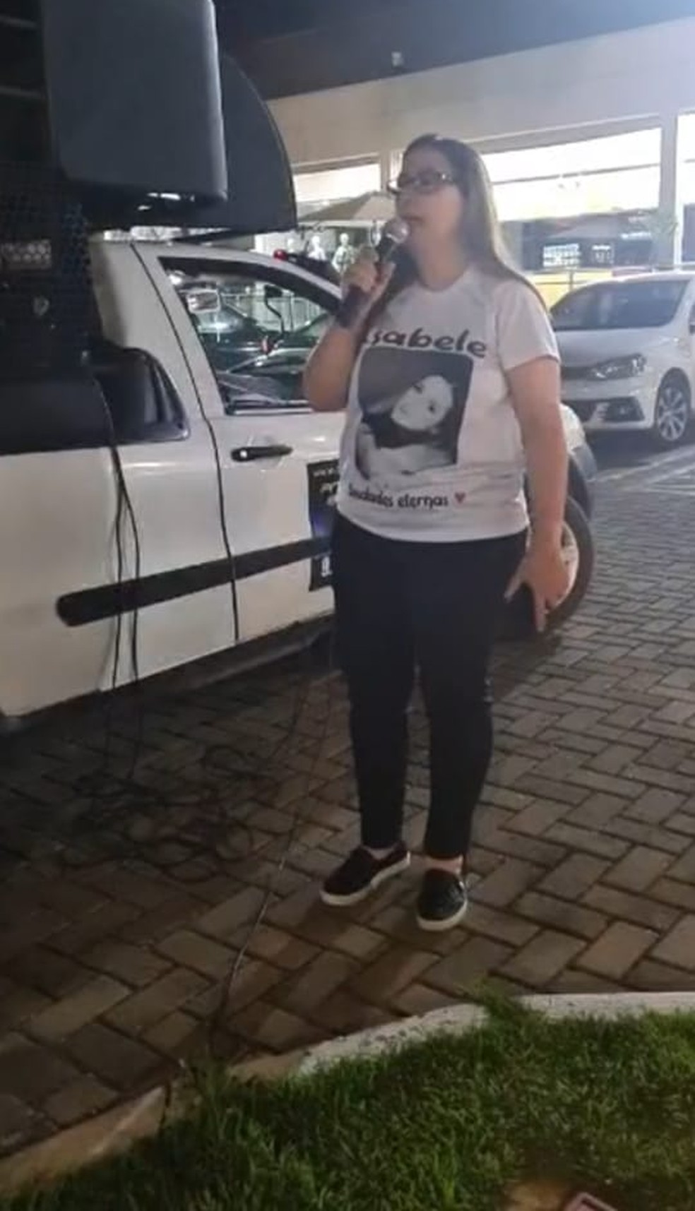 Mãe de Isabele, Patrícia Ramos, fala durante manifestação pedindo justiça — Foto: Reprodução