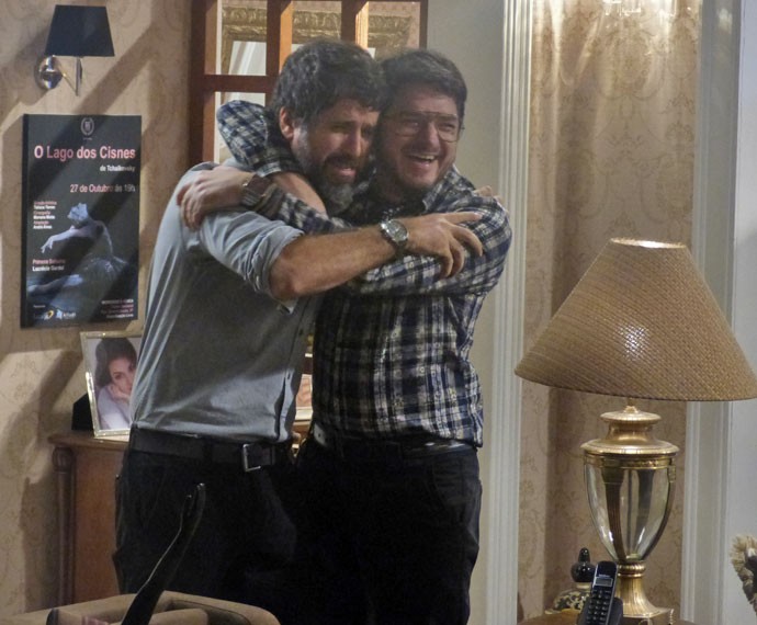 Gael e Edgard se abraçam (Foto: Bel Bonotto/Gshow)