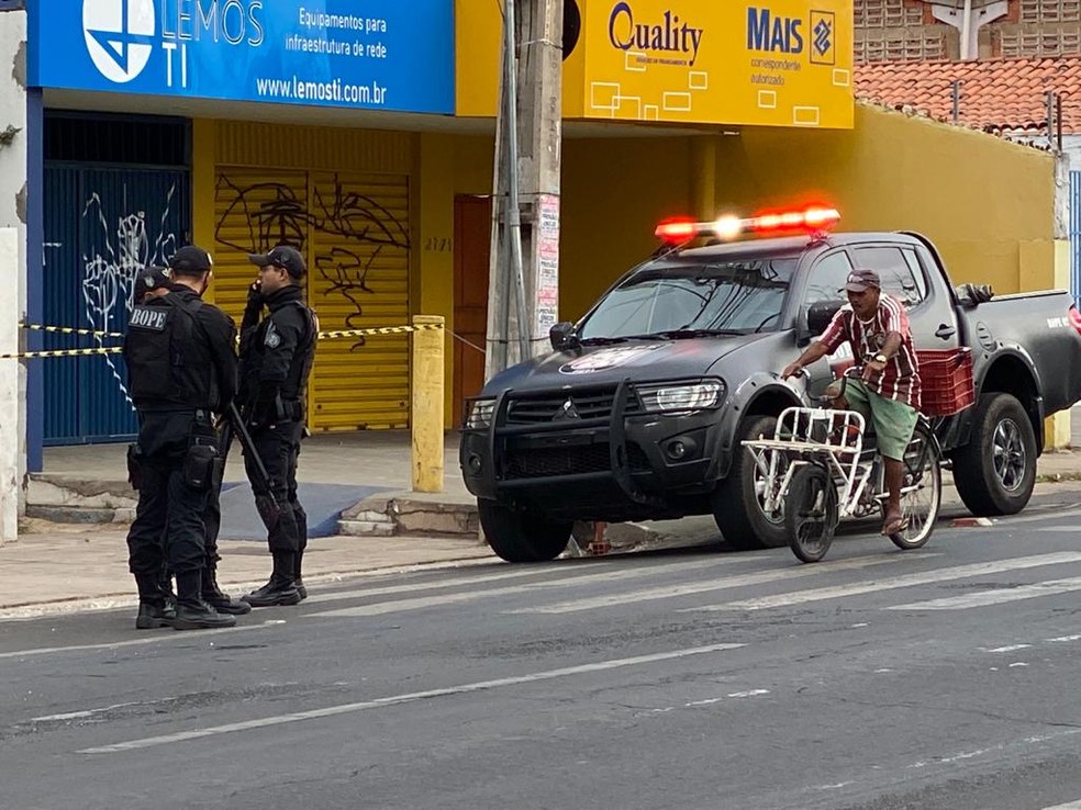 Polícia realizou as primeiras diligências na manhã desta sexta-feira (23), após explosão ao Banco do Brasil da Av. João XXIII — Foto: Hélder Vilela/TV Clube