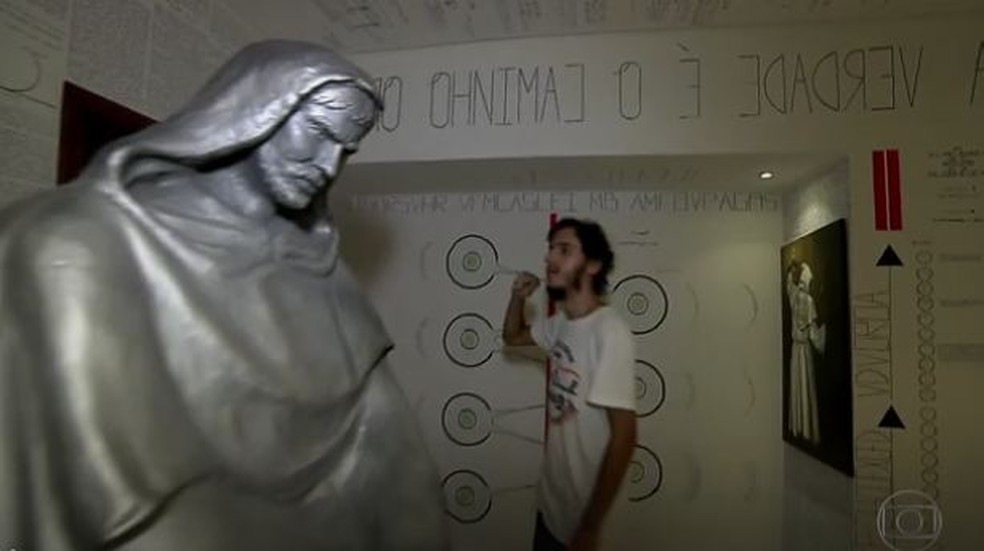 Antes de desaparecer, Bruno deixou em seu quarto uma estátua do filósofo filósofo Giordano Bruno (1548-1600)  (Foto: Reprodução/Rede Globo)