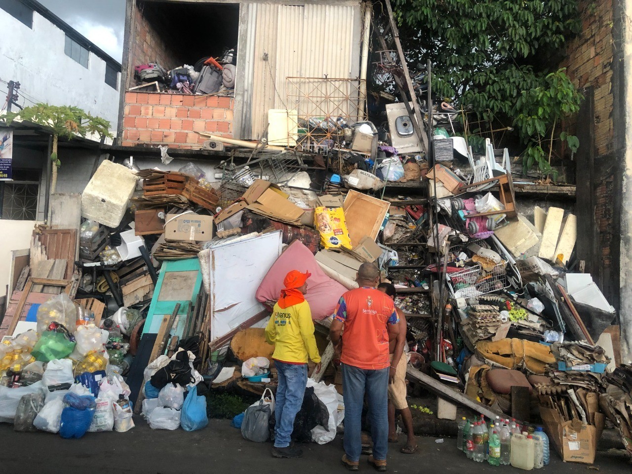 Mais de duas toneladas de lixo são retiradas da casa de acumulador em Manaus