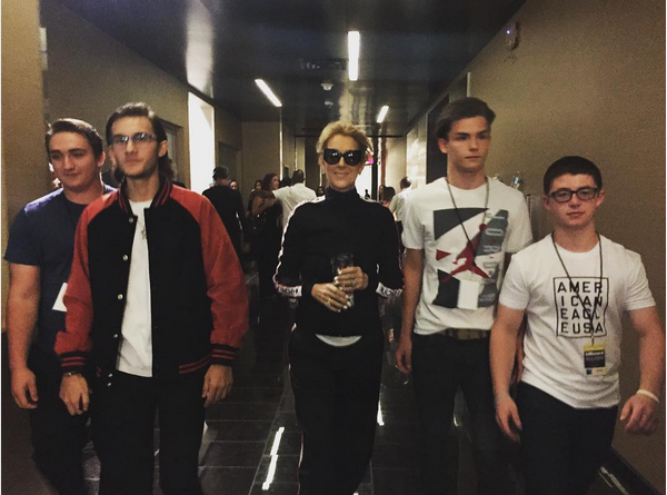 A cantora Celine Dion com o filho e amigos do rapaz (Foto: Instagram)