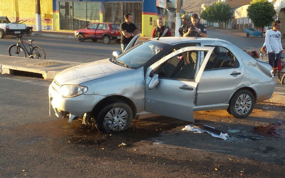 Carro envolvido no acidente ficou parcialmente destruído (Foto: Ivonaldo Paiva/ Blog Braga)