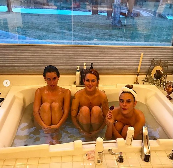 A foto compartilhada por Tallulah Willis, com ela nua junto com as irmãs, celebrando a sobriedade do trio (Foto: Instagram)