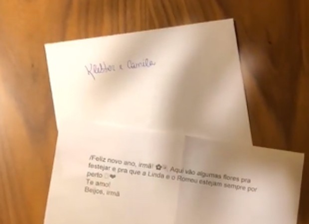 Camila Queiroz mostra envelope endereçado a ela e ao marido, Klebber Toledo, com mensagem trocada (Foto: Reprodução/Instagram)