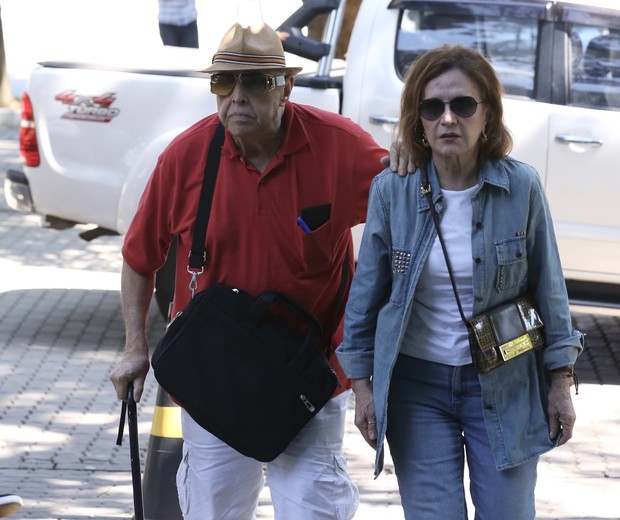 Rosamaria Murtinho e Mauro Mendonça no velório de Maurcio Sherman (Foto: Roberto Filho/Brazil News)