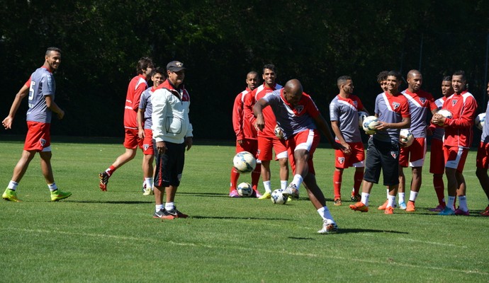 Só descansa quem acerta: Muricy pega pesado em treino de finalização