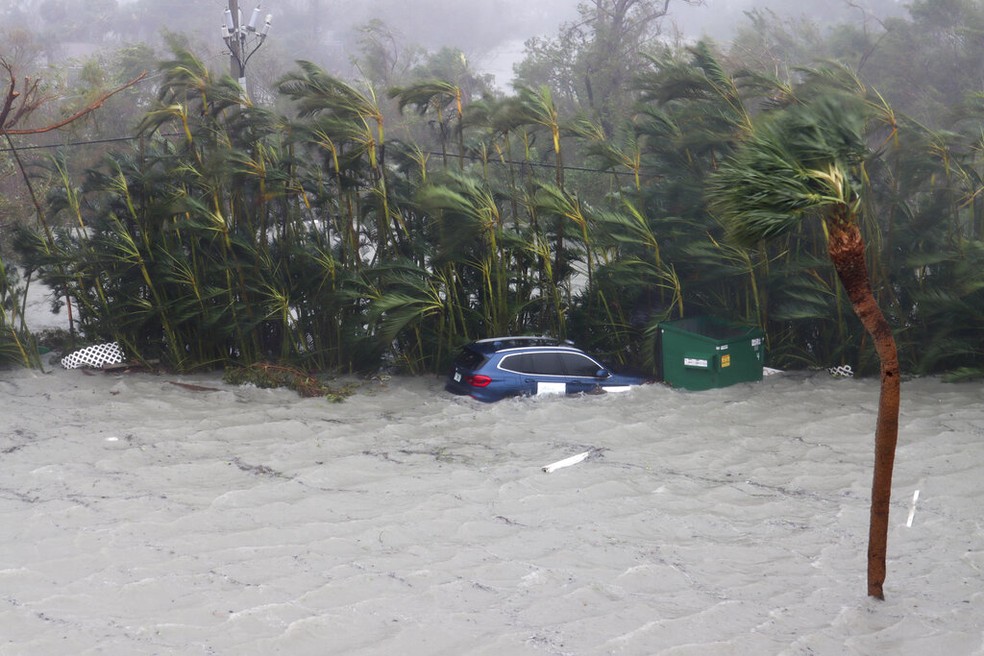 Ilha de Sanibel, na Flórida, durante passagem do furacão Ian.  — Foto: Chuck Larsen/SantivaChronicle.com via AP