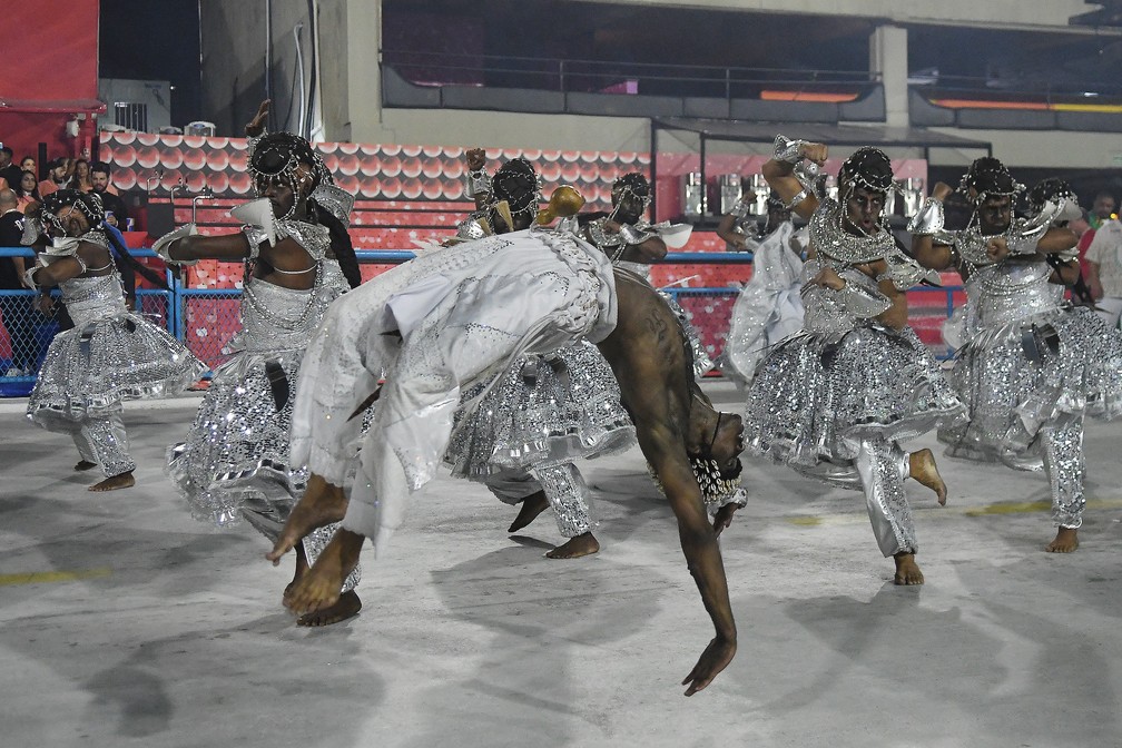Comissão de frente da Império Serrano, 'Besouro e o império da patente ogum' — Foto: Alexandre Durão/g1