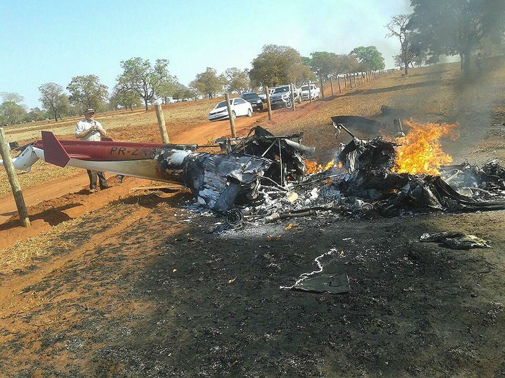 Helicóptero caiu nesta tarde na zona rural de São Francisco de Sales (Foto: Cassiano Ricardo Carimarso/Arquivo Pessoal)