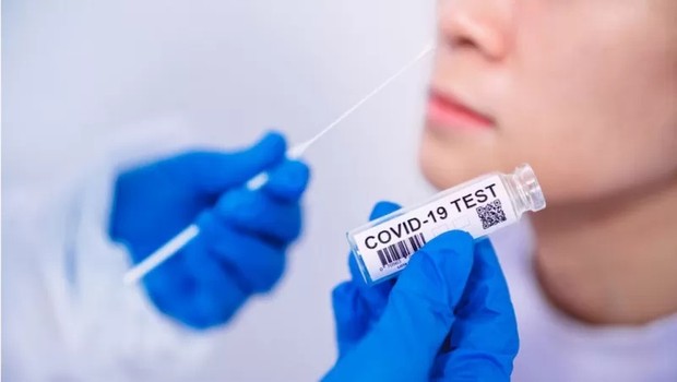 Os testes que detectam a covid analisam a saliva ou as células da garganta atrás de evidências da presença do coronavírus (Foto: GETTY IMAGES via BBC)