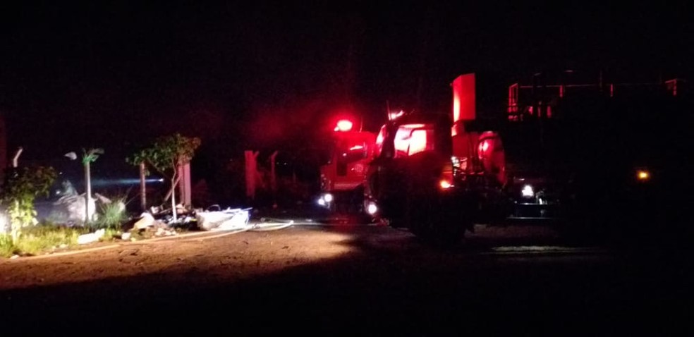 Fogo atinge barracão de reciclagem em Pirapozinho  — Foto: Willian Carvalho Pinto/Cedida 