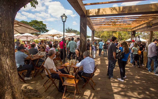 Público nas mesinhas do Largo do Chef: restaurante a céu aberto rodeado pela serra (Foto: Guiri Reyes / Divulgação)