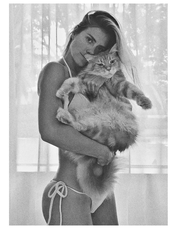 Carolina Dieckmann e seu  gato (Foto: Reprodução Instagram)